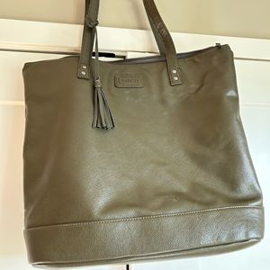 Arch diaper bag in deep green! Good used condition. Slight wear on straps.